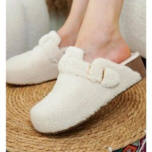Cozy Furry White Cream Slip-On Platform Clogs — NIB — 6
